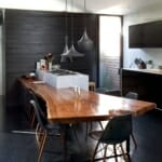 Луксозни кухни в различни интериорни стилове Черна кухня с маса от естествено дърво