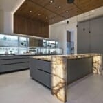 Луксозни кухни в различни интериорни стилове Луксозна кухня със светещ мраморен плот