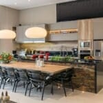 Луксозни кухни в различни интериорни стилове Луксозна кухня с трапезна маса