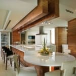 Луксозни кухни в различни интериорни стилове Луксозна кухня с дълг бар плот