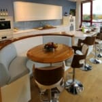 Луксозни кухни в различни интериорни стилове Луксозна кухня с бар плот и трапезен кът