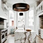 Луксозни кухни в различни интериорни стилове Луксозна кухня с мраморен кухненски остров