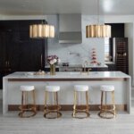 Луксозни кухни в различни интериорни стилове Луксозна кухня с златни акценти