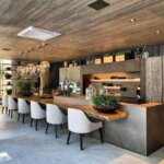 Луксозни кухни в различни интериорни стилове Луксозна кухня с бар плот на две нива