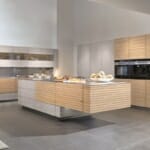 Луксозни кухни в различни интериорни стилове Модерна кухня в бяло и светло дърво