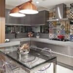 Луксозни кухни в различни интериорни стилове Модерна кухня с метални повърхности