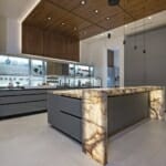 Луксозни кухни в различни интериорни стилове Луксозна кухня с подсветка на плота