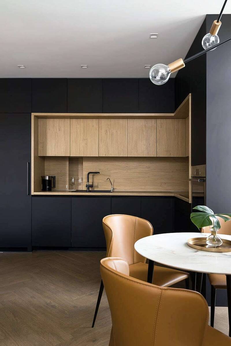 Луксозни кухни в различни интериорни стилове Минималистина кухня в черно и светло дърво