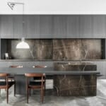 Луксозни кухни в различни интериорни стилове Модерна кухня в сиво и мрамор