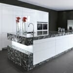 Луксозни кухни в различни интериорни стилове Бяла кухня с черен мраморен плот