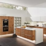 Луксозни кухни в различни интериорни стилове Кухня в бяло и естествено дърво