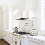 Непреходната визия на кухня в бяло и златисто Непреходната визия на кухня в бяло и златисто