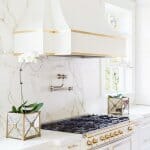 Непреходната визия на кухня в бяло и златисто Непреходната визия на кухня в бяло и златисто