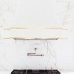 Непреходната визия на кухня в бяло и златисто Непреходната визия на кухня в бяло и златисто