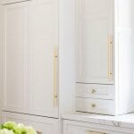 Непреходната визия на кухня в бяло и златисто Непреходната визия на кухня в бяло и златисто