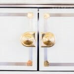 Непреходната визия на кухня в бяло и златисто Непреходната визия на кухня в бяло и златисто