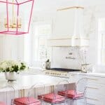 Непреходната визия на кухня в бяло и златисто Непреходната визия на кухня в бяло и златисто