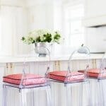 Непреходната визия на кухня в бяло и златисто Непреходната визия на кухня в бяло и златисто