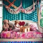 Детска стая с тапицираната стена