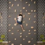 Детска стая със стена за катерене