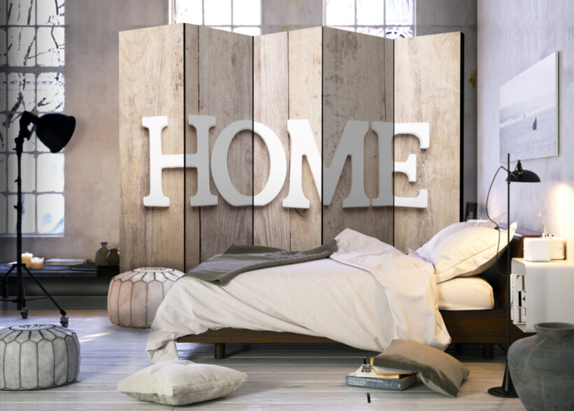 Двустранен параван имитиращ дърво с надпис HOME - петкрилен