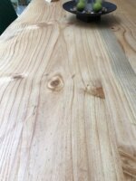 Трапезна маса от масивно дърво с метални крака - близък план