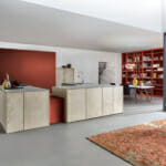 Тенденции в кухненския дизайн Тенденции в кухненския дизайн: Бежов мрамор, съчетан с червено в кухнята