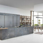 Тенденции в кухненския дизайн Тенденции в кухненския дизайн: Тъмен камък и дървесни тонове в кухнята