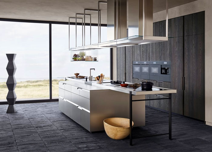 Тенденции в кухненския дизайн Тенденции в кухненския дизайн: Метални текстури, комбинирани с контрастиращи цветни повърхности