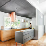 Тенденции в кухненския дизайн Тенденции в кухненския дизайн: Дървесен тон и сиво съчетани с абсорбатор от месинг