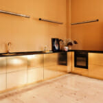 Тенденции в кухненския дизайн Тенденции в кухненския дизайн: Блестящи метални шкафове в цвят мед и черно