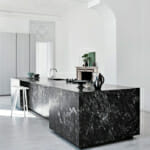 Тенденции в кухненския дизайн Тенденции в кухненския дизайн: Черно бяла кухня с мраморен плот