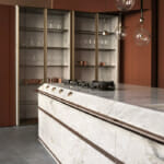 Тенденции в кухненския дизайн Тенденции в кухненския дизайн: Мраморен кухненски остров и стъклени витрини като полици