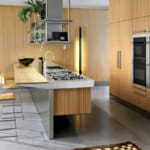 Тенденции в кухненския дизайн Тенденции в кухненския дизайн: Мултифункционален кухненски остров в комбинация с дърво и метал