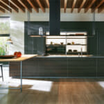 Тенденции в кухненския дизайн Тенденции в кухненския дизайн: Тъмни кухненски шкафове съчетани с дърво