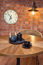 Трапезен стол с кръгъл дървен плот и метална основа - плот