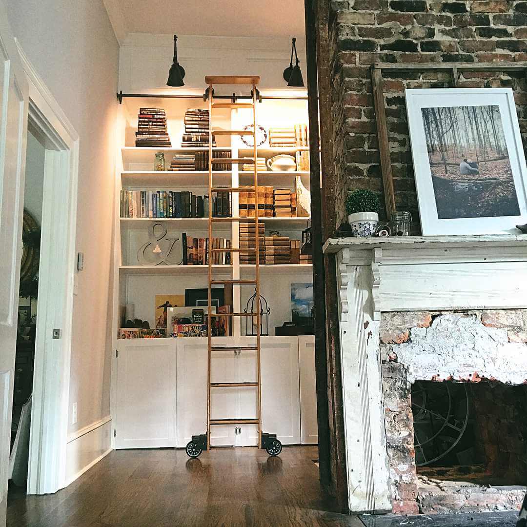 Мини библиотека, направена от стара дървена стълба