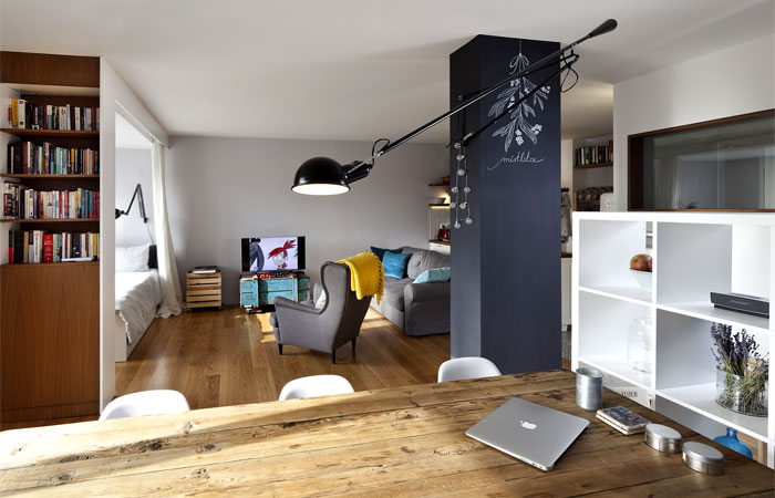 Легло под прозореца близо до светлината