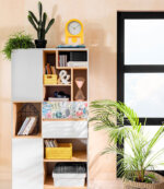 Висок шкаф с открити рафтове и детайл комикс Нанду - декор