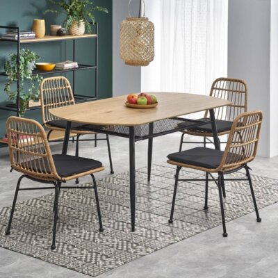 Овална трапезна маса с два плота и черна основа с мебели от ратан