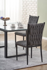 Трапезна маса със стъклен плот като мрамор - интериор отблизо