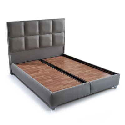 Сиво тапицирано легло с висока табла
