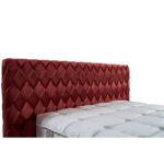 Червено легло с атрактивна табла на геометрични фигури детайли, табла