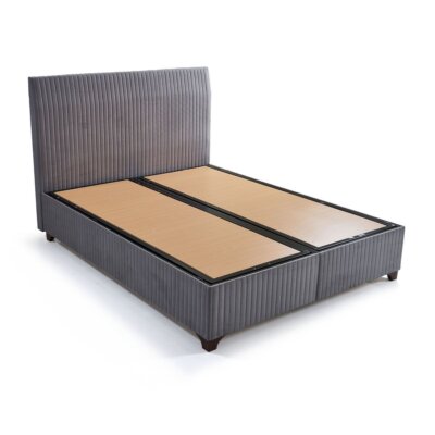 Сиво тапицирано легло с табла на вертикални линии