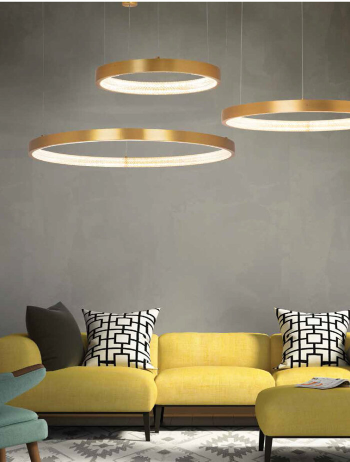 Златист LED пендел с модерен дизайн - интериор