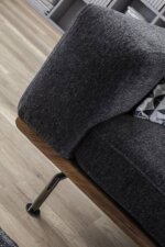 Разтегателен диван с дамаска и метални крачета Nora детайли, крачета