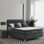 Сиво тапицирано легло с повдигащ механизъм интериор