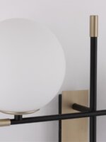 Аплик с 2 бели топки на различни нива детайли