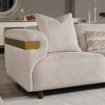 Елегантен диван в цвят крем със златисти акценти-дамаска