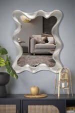 Стенно огледало с нестандартна форма - интериор